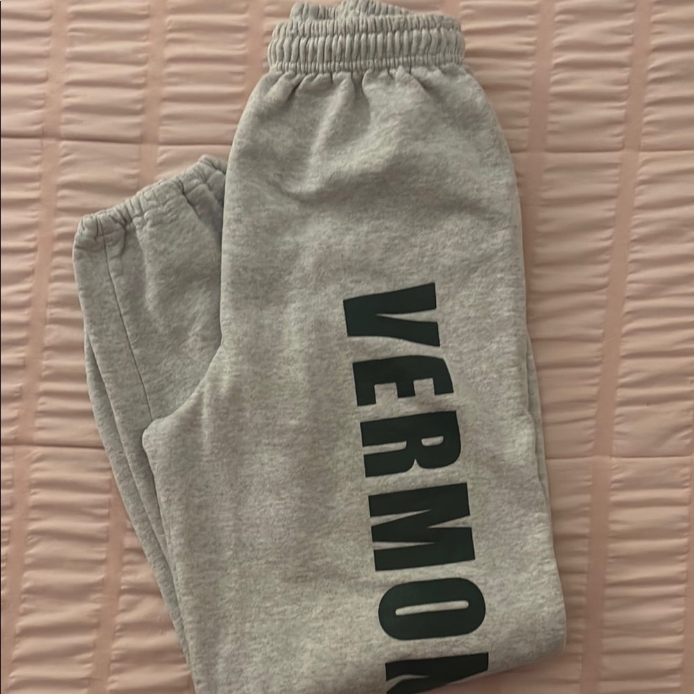 Vermont Elastic-Cuff Sweatpants
Size Medium
Super comfy!